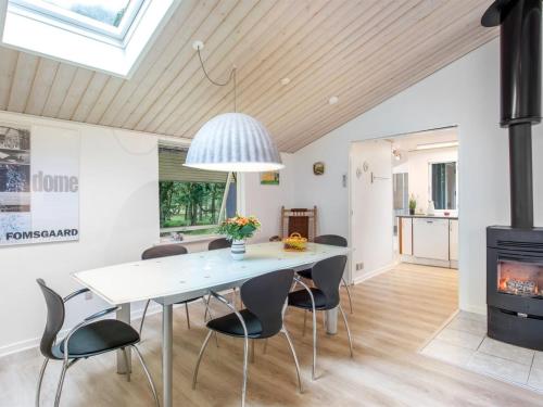 Μια τηλεόραση ή/και κέντρο ψυχαγωγίας στο Holiday Home Andresine - 900m from the sea by Interhome