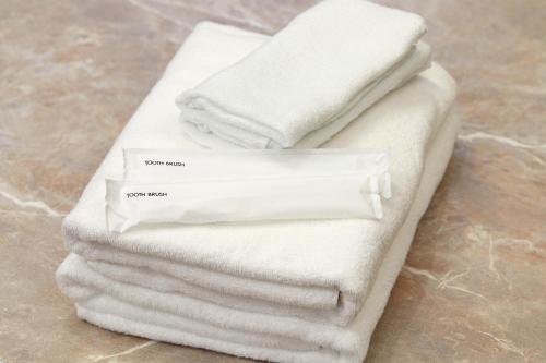 a stack of white towels sitting on a table at Villa Foresta Sora in Nasushiobara