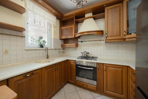 Practical Apartment with Parking in Warsaw Bialoleka by Noclegi Rentersにあるキッチンまたは簡易キッチン