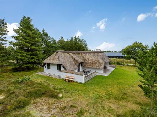 ブラーバンドにあるHoliday Home Lilo - 1km from the sea by Interhomeの草原茅葺き屋根の家