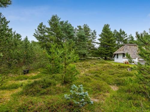 ブラーバンドにあるHoliday Home Lilo - 1km from the sea by Interhomeの木の畑の中の家