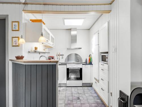ブラーバンドにあるHoliday Home Skakke - 900m from the sea by Interhomeのキッチン(白い家電製品、カウンター付)