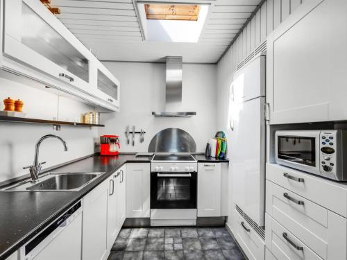 ブラーバンドにあるHoliday Home Skakke - 900m from the sea by Interhomeのシンクとコンロのある白いキッチン