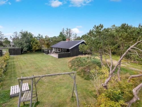 ブラーバンドにあるHoliday Home Aurel - 750m from the sea by Interhomeの庭の真ん中にある家