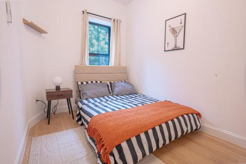 Ένα ή περισσότερα κρεβάτια σε δωμάτιο στο Sunny 3Bd Brooklyn Getaway