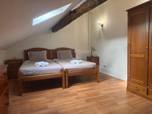 Un dormitorio con una cama con dos toallas encima. en Pombeiro Apartments, en Oporto