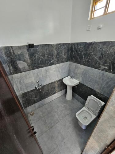Hotel YesWell - Best Hotel Near Jolly Grant Airportにあるバスルーム