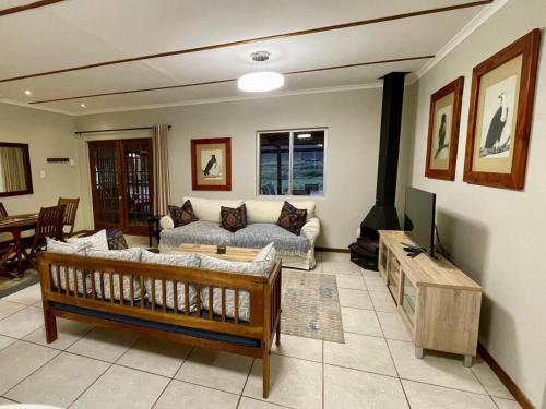 Ruang duduk di Rivergrace Farm