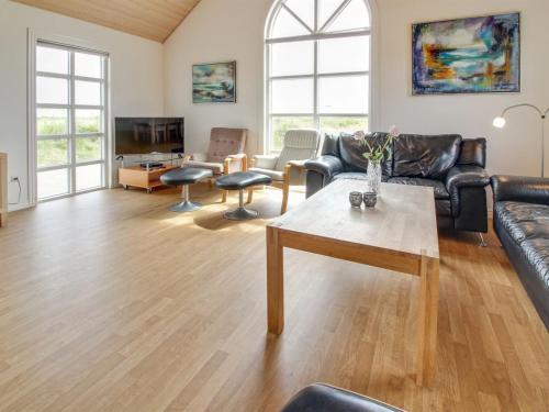 uma sala de estar com um sofá e uma mesa de centro em Holiday Home Suvi - 900m from the sea by Interhome em Ringkøbing