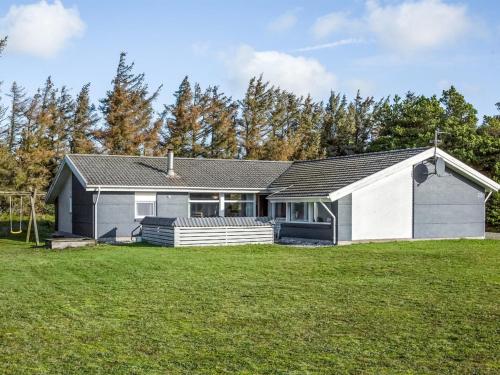 ein Haus mit einem Hof vor einem Haus in der Unterkunft Holiday Home Tali - 700m from the sea by Interhome in Ringkøbing