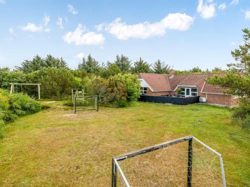 ein Hof mit einem Fußballtor vor einem Haus in der Unterkunft Holiday Home Sylvi - 1-7km from the sea by Interhome in Ringkøbing