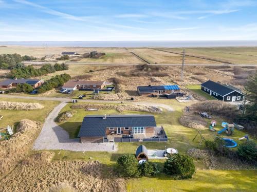 eine Luftaufnahme eines Hauses mit Garten in der Unterkunft Holiday Home Sissan - 900m from the sea by Interhome in Ringkøbing