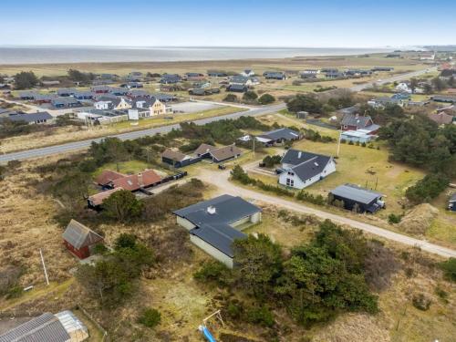 eine Luftansicht einer Kleinstadt mit Häusern in der Unterkunft Holiday Home Yorik - 800m from the sea by Interhome in Hvide Sande
