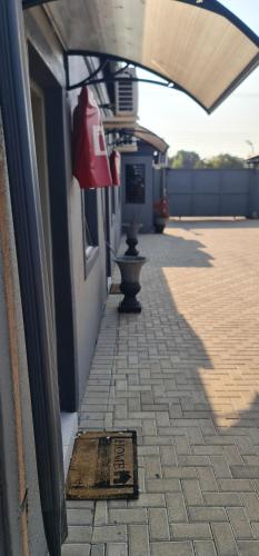 un edificio con una boca de incendios roja a un lado en Villa king quest house, en Ga-Rankuwa