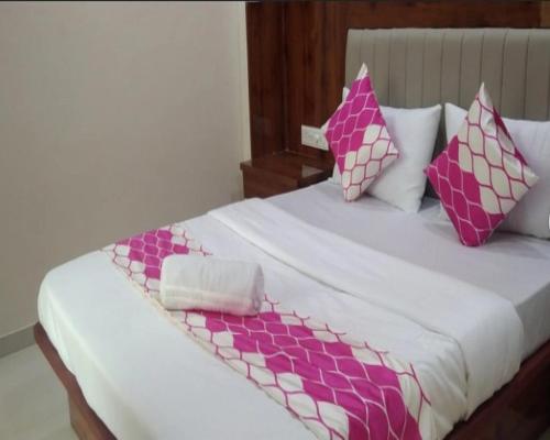 Postel nebo postele na pokoji v ubytování HOTEL OM SAI