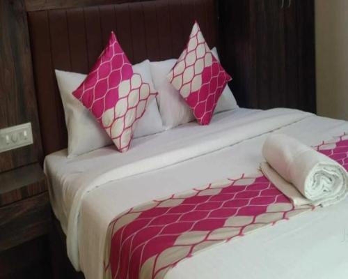 Postel nebo postele na pokoji v ubytování HOTEL OM SAI