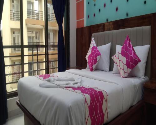 Postel nebo postele na pokoji v ubytování HOTEL OM SAI