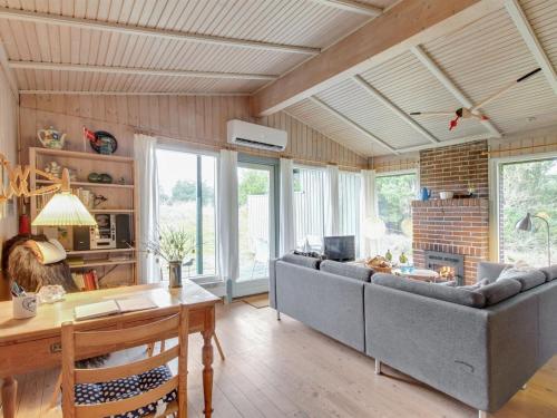 un salon avec un canapé et une table dans l'établissement Holiday Home Thurgot - 720m to the fjord by Interhome, à Bjerregård