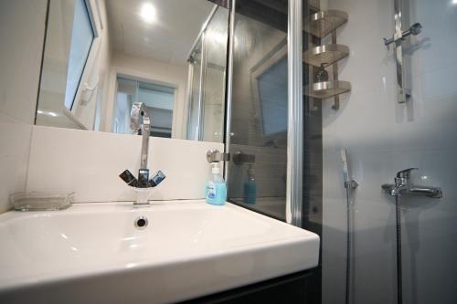 Kolonaki Xanthipou 7-9 by Zeussuites