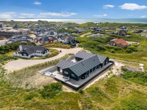 una vista aerea di una casa sulla spiaggia di Holiday Home Maximiliane - from the sea by Interhome a Ringkøbing