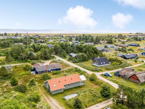eine Luftansicht einer Unterteilung von Häusern in der Unterkunft Holiday Home Gedda - 700m from the sea by Interhome in Hvide Sande