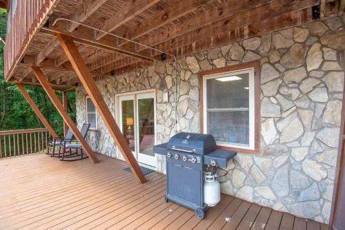 Grassy CreekにあるBear Haven- Fire Pit, Comm Pond Access, Pool Table, Dog Friendlyのギャラリーの写真