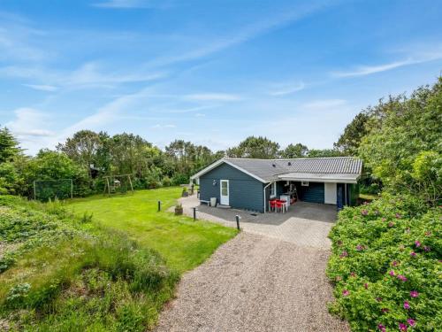 比耶勒高Holiday Home Ludvig - from the sea by Interhome的蓝色房子,有碎石车道