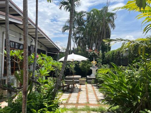Taman di luar Wongtawan House