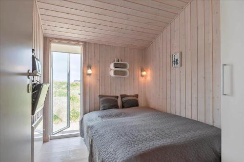 una camera da letto con un letto in una stanza con una finestra di LN1598-Hjorring-Kystmarken-46 a Hjørring