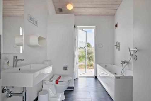 e bagno bianco con servizi igienici, lavandino e vasca. di LN1598-Hjorring-Kystmarken-46 a Hjørring