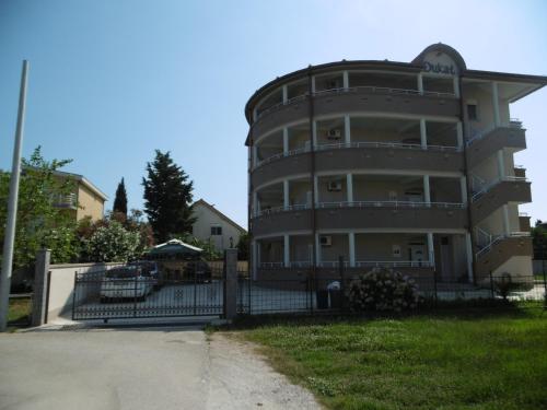 El edificio en el que está el departamento