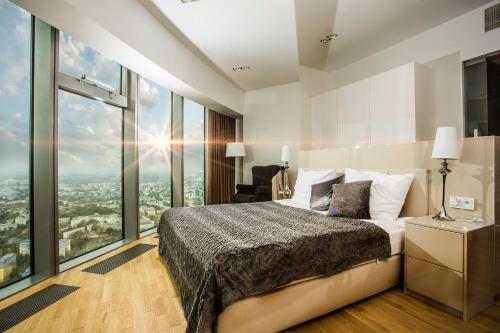Кровать или кровати в номере In The Sky - Apartamenty w Sky Tower