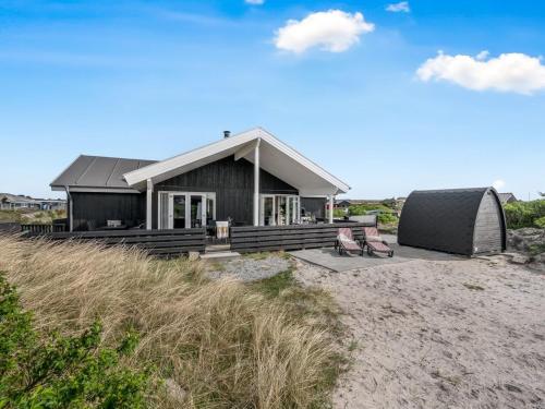 比耶勒高Holiday Home Sibyll - from the sea by Interhome的海滩上带凉亭的房子