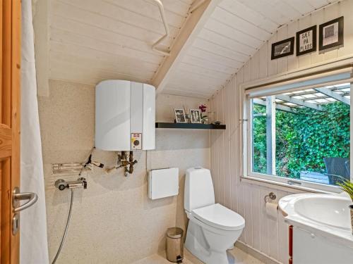 een kleine badkamer met toilet en wastafel bij Holiday Home Aksinja - 250m to the inlet by Interhome in Lemvig