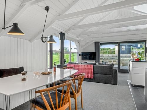een keuken en woonkamer met een tafel en stoelen bij Holiday Home Aksinja - 250m to the inlet by Interhome in Lemvig
