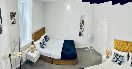 Strood Modern One Bed close to Castle and Dockyard - Flat 1にあるベッド