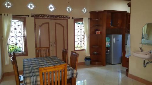 Köök või kööginurk majutusasutuses Sari Inn Kuta Lombok