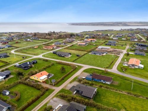 una vista aerea di un villaggio con case e l'oceano di Holiday Home Tanea - 700m to the inlet by Interhome a Lemvig