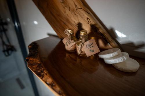 a wooden table with two bottles on top of it at Nayoni Suit Bungalov in Çamlıhemşin