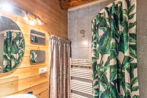 baño con ducha y cortina en Le petit Ranch, en Le Reposoir