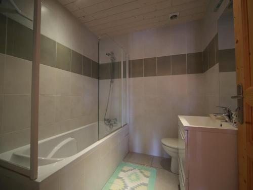 ein Badezimmer mit Badewanne, Toilette und Waschbecken in der Unterkunft Appartement 3 pièces - 6 pers - Proche pistes et commerces, navette gratuite - FR-1-572-19 in Arâches-la-Frasse