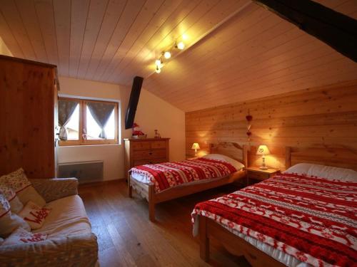ein Schlafzimmer mit zwei Betten in einer Blockhütte in der Unterkunft Appartement 3 pièces - 6 pers - Proche pistes et commerces, navette gratuite - FR-1-572-19 in Arâches-la-Frasse