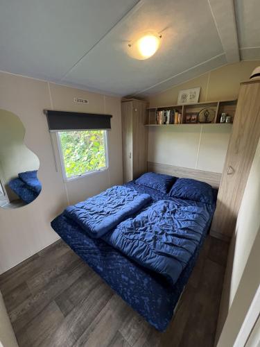 a bedroom with a bed in a tiny house at RBR 166 - Beach Resort Kamperland in Kamperland