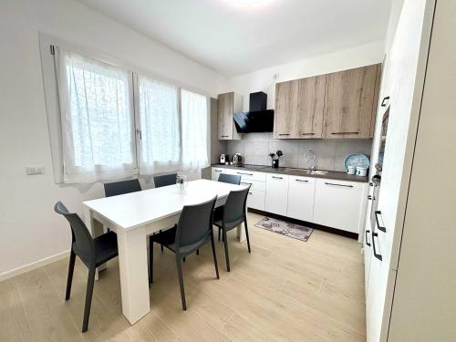 a kitchen with a white table and chairs in a room at Casa fiorita in Camisano Vicentino