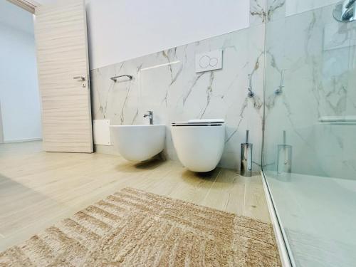 a bathroom with two bath tubs and a rug at Casa fiorita in Camisano Vicentino
