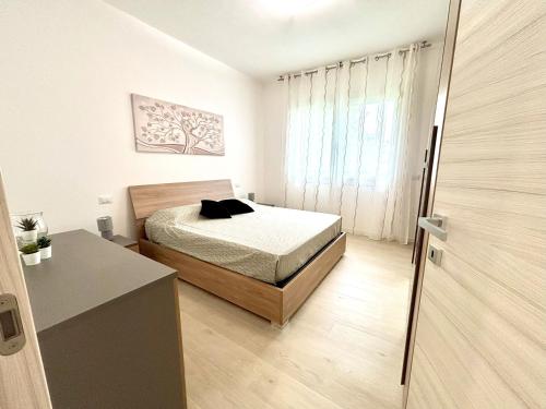 a small bedroom with a bed and a window at Casa fiorita in Camisano Vicentino