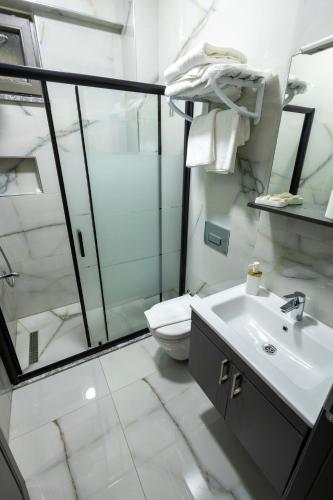 Ένα μπάνιο στο Karamürsel Mohti Otel Fitness Organizasyon