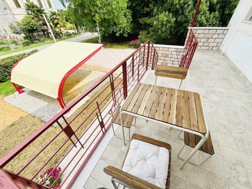two benches and a table and chairs on a balcony at Casa fiorita in Camisano Vicentino