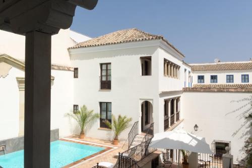 The swimming pool at or close to Las Casas de la Judería de Córdoba