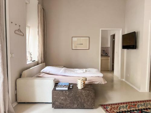 un salon avec un lit et une table dans l'établissement Loft-style design apartment in the heart of Berlin, à Berlin